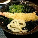 Hanamaru Udon - 『まるごと わかめうどん 小+えび天』うどんを引き出して