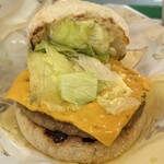 マクドナルド - ソーセージパティ、チェダーチーズ、レタス、タルタルソース、そしてデミグラスソースがたっぷり！