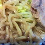 らーめん浜八道 - 茶褐色の極太麺