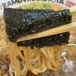 ラーメンまこと屋 - のりを巻いて
