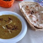 アッバシ - 左=ハリーム¥1000 右=ロティ(タンドール焼き)