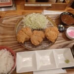 とんかつ かつまる - 石見ポークの特上ヒレ。食べ方は色々あったのにこのカツではどうしようもない