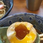 中華蕎麦 とみ田 - 味がよく浸みた味玉。黄身には、出汁が注入されている。