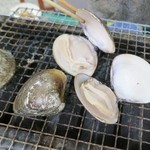 貝新フーズ - 焼き蛤がパカーンと開きました☆