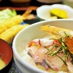 浜幸 - 海鮮丼
お魚がめっちゃ新鮮でした。小鉢のたけのこの煮付けの味付けも絶品Ψ( 'ч'♡ )