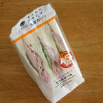 ファミリーマート - 料理写真:たっぷりハムサンド 332円（税込358円）