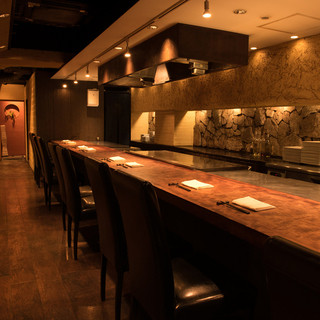 Counter seats in front of the largest iron plate in all Enki stores