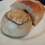 RISTORANTE YOSHIMI - 茄子のパン、クランベリーのパン