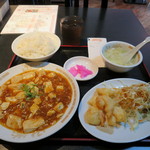一隆 - 日替わりランチ「麻婆定食（麻婆豆腐、エビ天、サラダ、漬物、スープ、ライス」