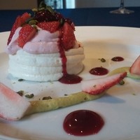 RISTORANTE YOSHIMI - パブロバ、いちごのアイス、ピスタチオのクリームのドルチェ