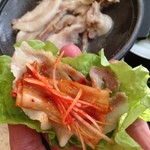 Morino Resutoran Raian - キムチと野菜に包んで、甘辛い味噌につけていtだきま〜す