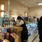 神戸風月堂 - 売り場です。