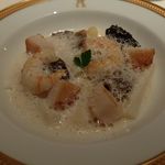 アピシウス - ロワール産ホワイトアスパラガス、ホタテ、ラングスティーヌ、モリーユ茸のアンサンブル