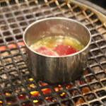 焼肉屋かねちゃん - バターのお風呂にレバー投入