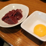 焼肉屋かねちゃん - レバーバター。添えられているのは卵黄