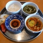 HIMA RAYA - バターチキンカレー、ほうれん草と牛肉のカレー