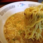 Fuku Riyuu - 麺はこんな感じ　黄色い麺で美味しい