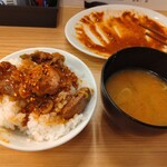 大衆食堂ニューヘイロー - ご飯と味噌汁を追加した　純レバ丼を作りました