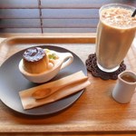 オレンチ カフェ - プリントルテ（変化バージョン）と５種の荒挽きスパイスたっぷりアイスチャイ