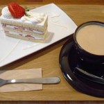 オレンチ カフェ - ガトーブランは季節のフルーツ　苺　　とホットチャイ