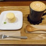 オレンチ カフェ - お店の看板　オレンチフロマージュとキャラメルカプチーノ