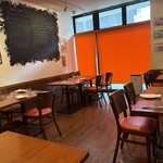 ビストロ ブータントラン - 店内・テーブル席