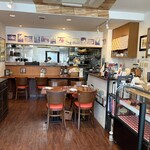 ビストロ ブータントラン - オープンキッチンのある店内