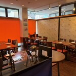 ビストロ ブータントラン - 店内・テーブル席