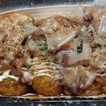 こなまる - たこ焼きは経木の皿入り