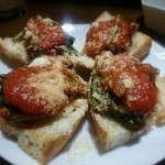 ノリノ穴 - ベーコンとほうれん草のトマトソースのピンチョス。