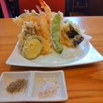 手打ちそばきこり - 油も新しいせいか、からっと盛りの天ぷら盛り合わせ