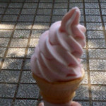 パークスローズガーデン - バラのソフトクリーム 260円