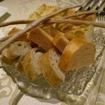 Ristorante Stefano e Tomoko - 自家製フォカッチャ・グリーシーニ・黒オリーブのパン・人参のパン。 [2014/04 夜]