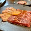 焼肉 きん肉屋 - 左：上ロース、右：ロース