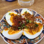 餃夢中 - ②麻辣ソース掛け悪魔の玉子【ハーフ4個】(税込429円)