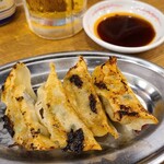 餃夢中 - ③焼き餃子【4個】(税込109円)
圧倒的なコスパですが、大蒜入りで流石に臭いが気になる
豚肉の旨みがしっかりあり、濃い味わいと脂がビールにマッチしています