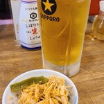餃夢中 - お料理①蒸し鶏胸肉&搾菜【お通し】(税込418円)
お酒①サッポロ黒ラベル(生ビール、サッポロビール)(税込209円)
