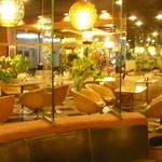 マヅラ喫茶店 - 念願の中央円座ソファに座れました