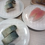 はま寿司 - 料理写真:さばの押し寿司176円 びんちょうまぐろ110円