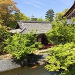 篩月 - 奥の建物でも食事しているのが見えました