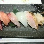 はす家 - 寿司ちょっと盛り合わせ￥780（税抜）・天然ぶり+さわら+あじ+赤いか+のど黒炙り+マイ貝+ガス海老