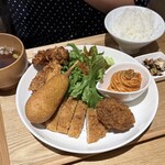 食堂 ippo ippo - 日替わりA定食　￥1,000 トンカツ、唐揚げ、ブラックカレーコロッケ、アメリカンドッグ。と夏の揚げ物祭り！ セルフですがご飯もお代わりOK。
