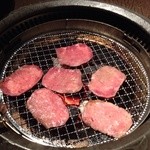 Kankan - タン塩  焼いてます。焼肉はやっぱり 炭ですね☆