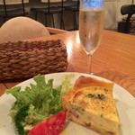 【チーズたっぷりキッシュ】