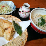 無添さぬきめん あじ豊 - 「鶏天ぶっかけうどん」（680円）。具が大きいのがこちらの特徴！？