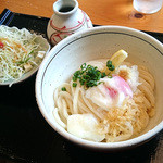 無添さぬきめん あじ豊 - 「温玉ぶっかけうどん」（520円）。