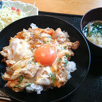 無添さぬきめん あじ豊 - 「親子丼（一口うどん付き）」（650円）。サラダも付いてきます。