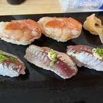 的野水産 - 赤エビ(2貫) 300円
アジ(3貫) 300円