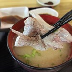的野水産 - 味噌汁に鯛のアラ