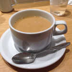 たっぷりのコーヒー。コーヒーマシン。で、値段は800円なり。